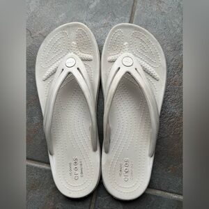 9W Crocs Women's Grey/White/Offwhite Flip Flop Sandals Wide Width